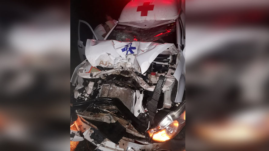 Motociclista morreu após colidir com uma ambulância que transportava uma grávida. 