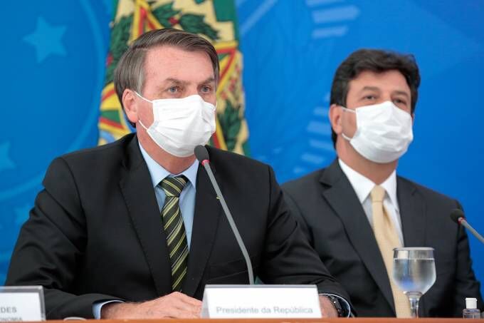 Presidente Jair Bolsonaro ao lado do atual ministro da Saúde, Henrique Mandetta.