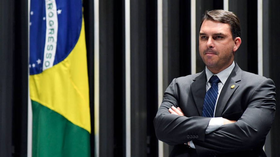Júnior Bozzella (SP),  vice-presidente do PSL afirmou que o partido irá cobrar do senador Flávio Bolsonaro (ex-PSL, hoje no Republicanos-RJ) a devolução de cerca de R$ 500 mil de recursos públicos direcionados ao escritório de advocacia de um ex-assessor.