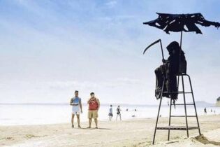 Um homem vestido de Morte, personagem da saga "Todo Mundo em Pânico", tem assustado banhistas que insistem em furar a quarentena para ir à praia.