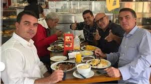 Fabrício Queiroz em reunião informal com a família Bolsonaro