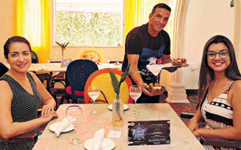 
                                
                                    Dayane e Jaqueline já visitaram vários restaurantes para provar os cardápios do Festival
                                
                                
                            