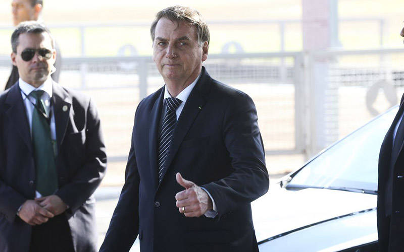 
                                
                                
                                    Bolsonaro
tentou comprar deputados com cargos, diz líder do PSL na Câmara
                                
                            