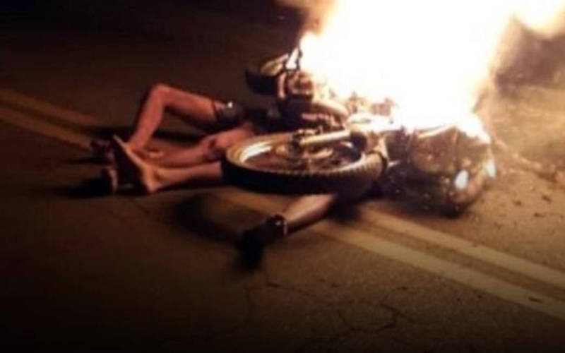 
                                
                                
                                    População lincha suspeitos de assalto e toca fogo em moto em cima deles até morrerem
                                
                            