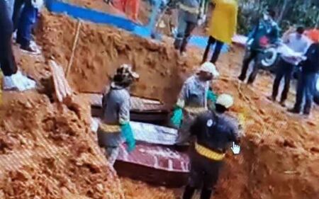 
                                
                                
                                    Sem espaço para enterrar as vítimas da Covid-19, Manaus empilha caixões. Veja!
                                
                            