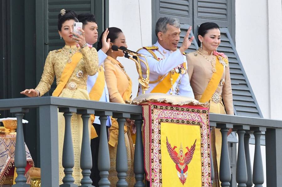O casal real e as outras esposas do rei Maha.