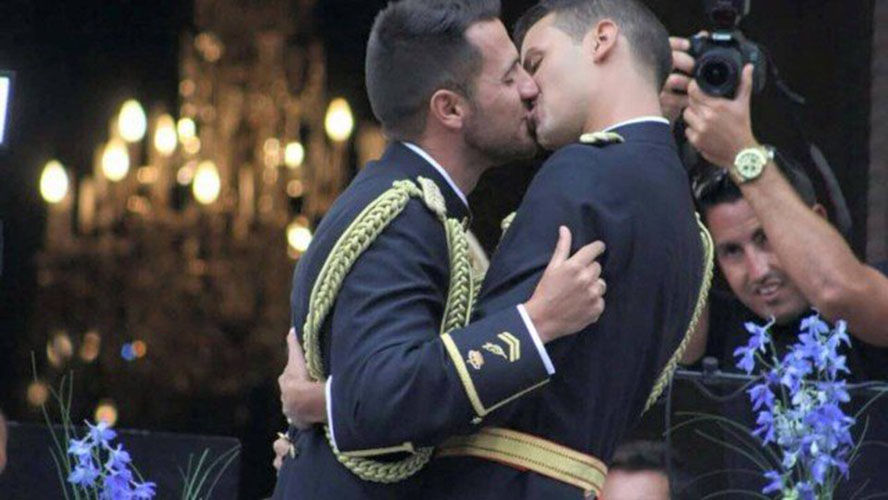 Fardados, policiais se casam em cerimônia pública na Espanha