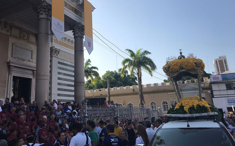 Na frente da Basílica centenas de fiéis se concentram no aguardo da saída da imagem
