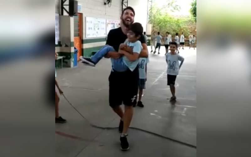 Resultado de imagem para Professor pula corda com aluno cadeirante no colo, e vídeo viraliza na web